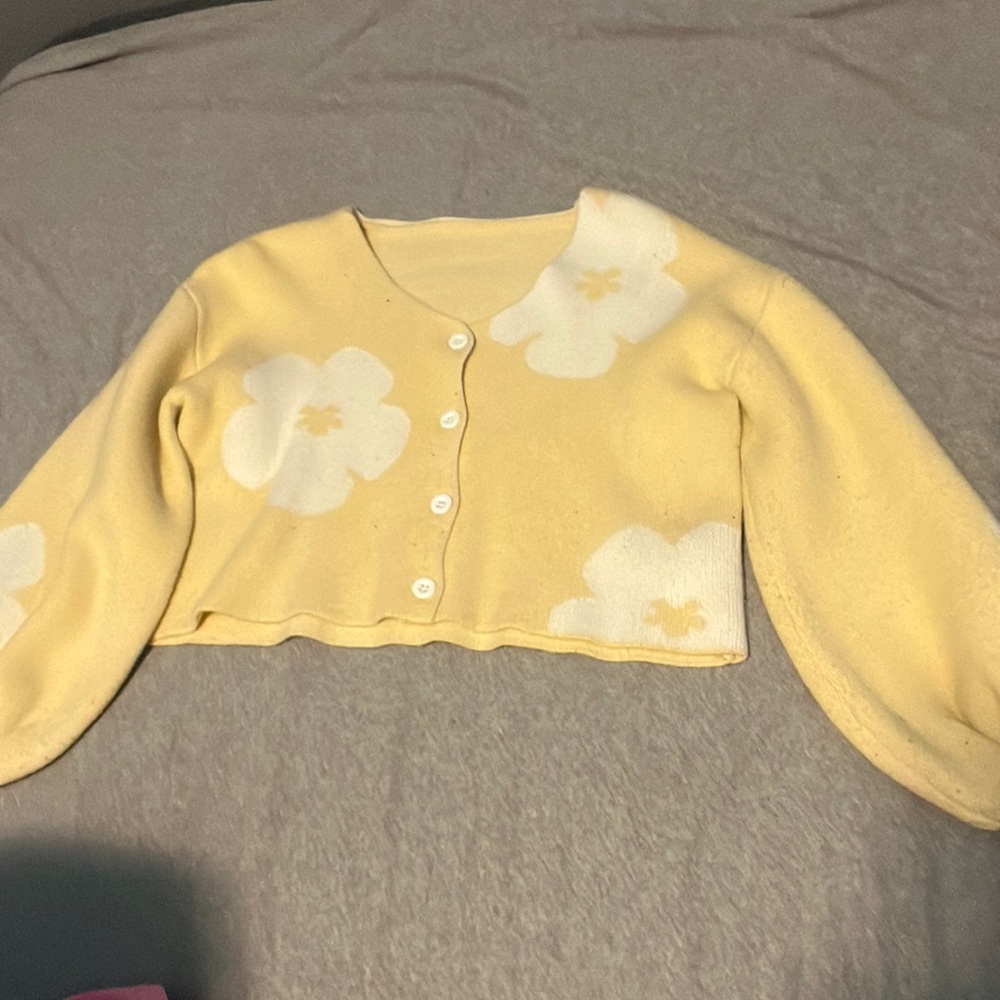 Brand:Shein,Yellow long sleeve shirt with white flowers, plain on the back